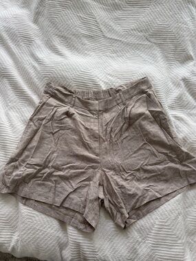 Old Navy Linen-Blend Pleated Shorts in Taupe